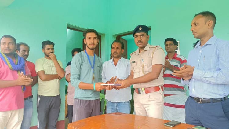 समाज और राष्ट्र निर्माण के लिए युवाओं को प्रोत्साहित करना जरूरी : थाना प्रभारी