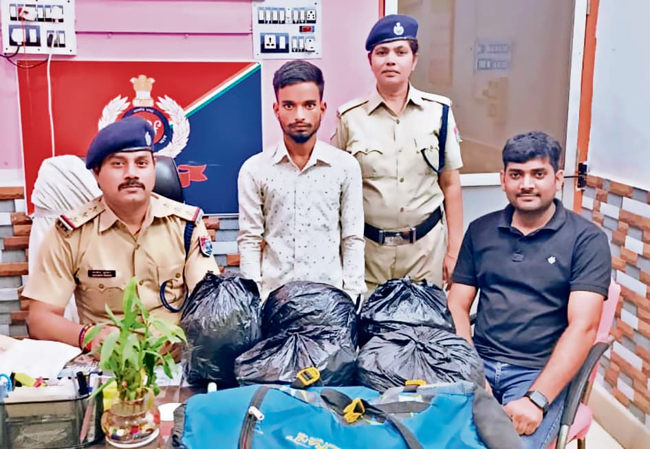 पलामू से जयपुर गांजा लेकर जा रहे धंधेबाज को आरपीएफ ने पकड़ा