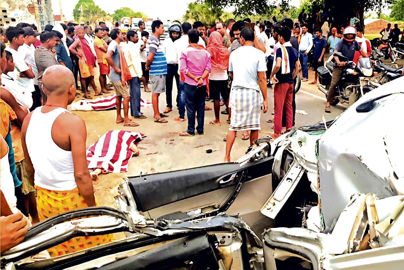 ट्रैक्टर से टकरायी कार, दंपती सहित तीन लोगों की मौत