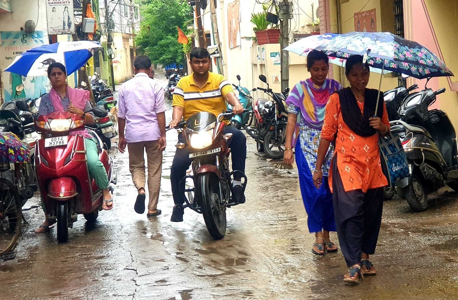 रिमझिम बारिश से चार डिग्री लुढ़का पारा, हवा ने कराया ठंड का अहसास