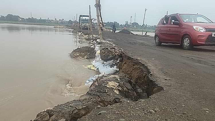 अजय नदी का जलस्तर बढ़ने से दरका अस्थायी सेतु