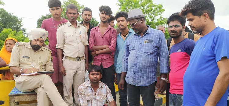 मारुति वैन व जुगाड़ वाहन ठेला के बीच हुई टक्कर, एक की मौत, दो घायल