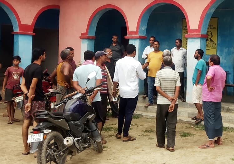 छात्रा अपहरण के आरोपित शिक्षक की दोबारा उसी स्कूल में तैनाती पर हंगामा