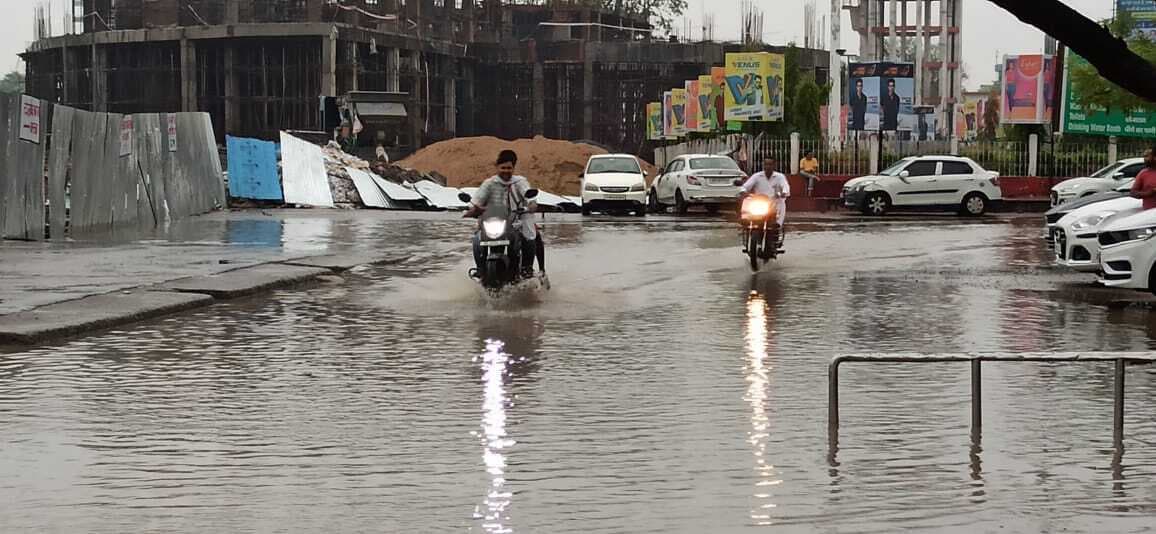 लगातार बारिश से रेलवे स्टेशन परिसर में जलजमाव