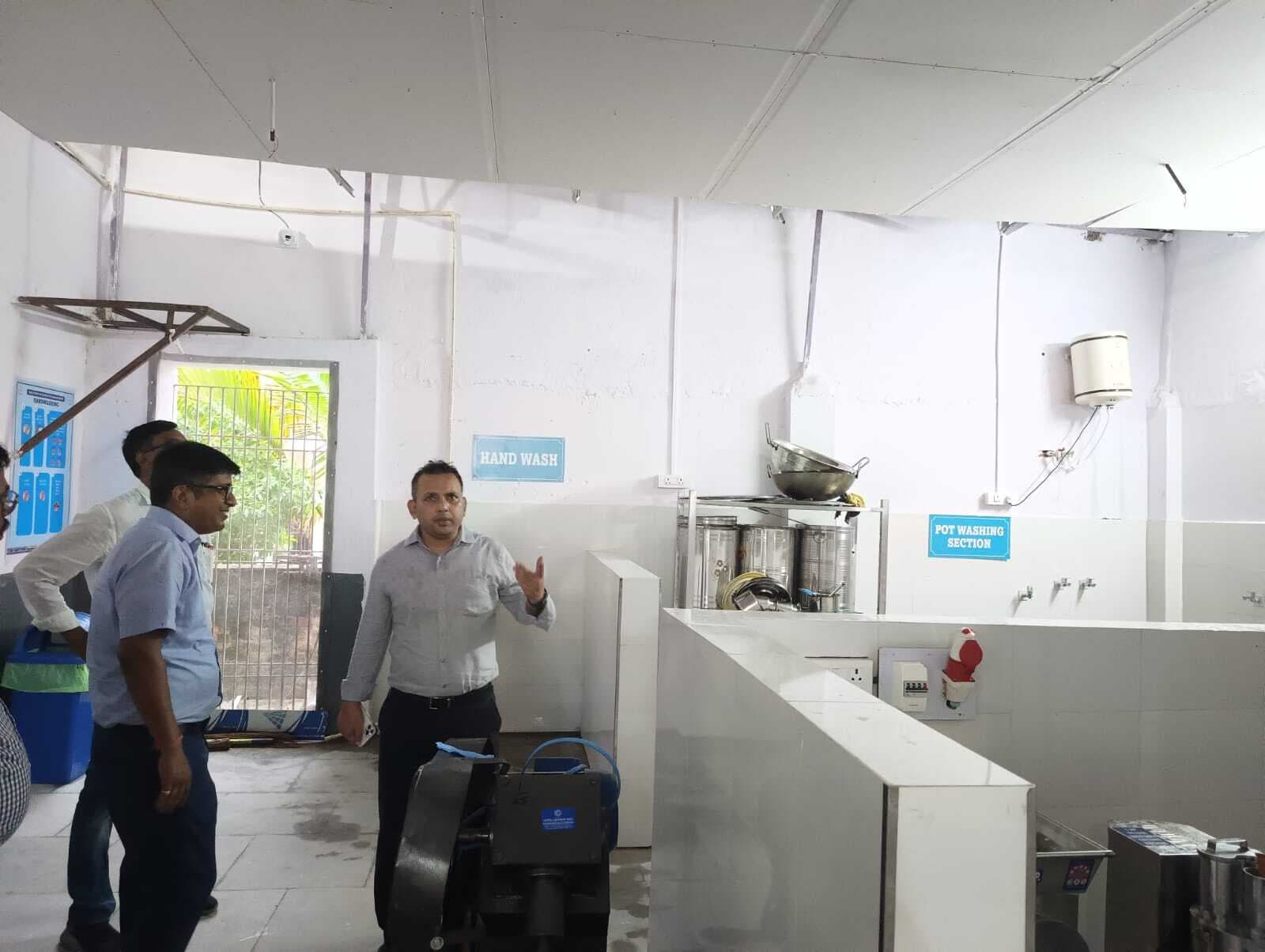 गया जंक्शन पर शेड लगाने के लिए पिलर गाड़ने का काम शुरू