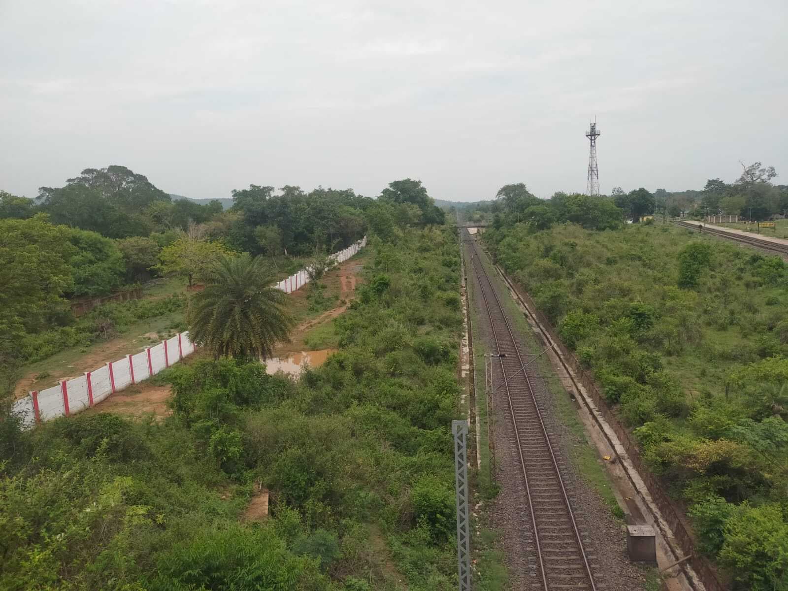 ग्रैंड कॉर्ड रेलखंड की फेंसिंग का काम जारी