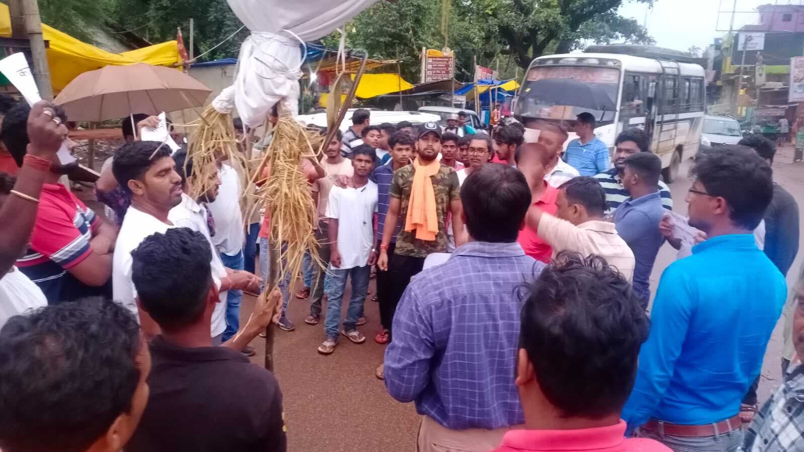 विहिप और बजरंग दल ने फूंका राहुल गांधी का पुतला