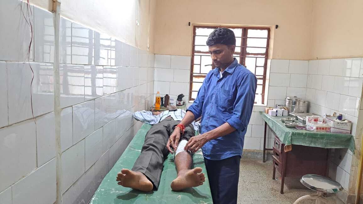 सड़क हादसे में बाइक सवार घायल