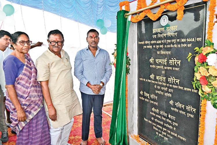 सीएम चंपाई ने सारे कार्यक्रम रद्द किये, मिलने पहुंचे हेमंत सोरेन, सत्ता पक्ष के विधायकों की बैठक आज