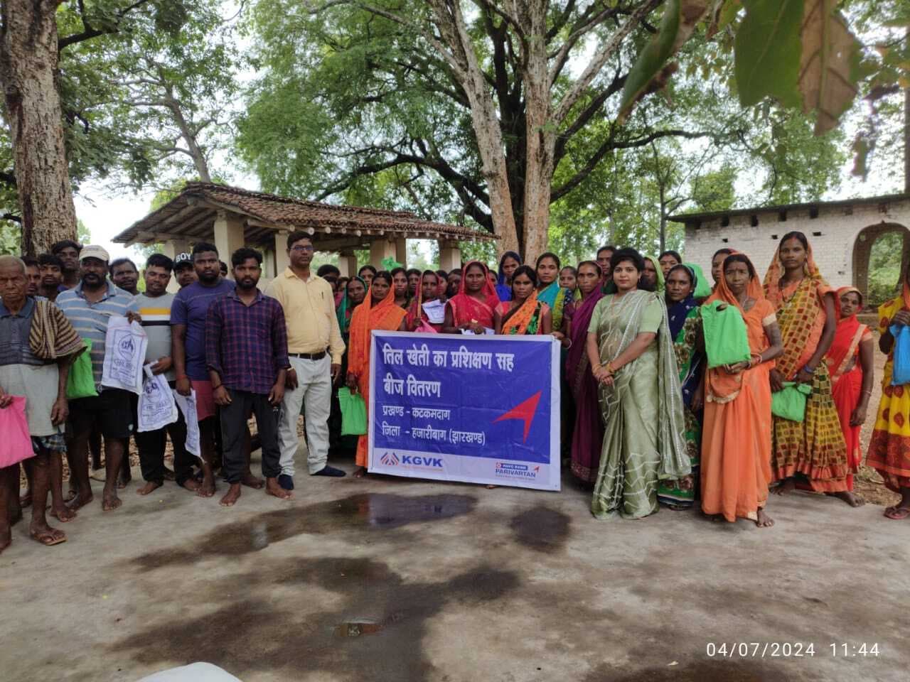 किसानों को तिल की खेती का दिया प्रशिक्षण, बांटे बीज