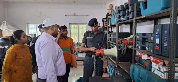डीएम ने एसडीआरएफ के मोटर बोट व स्टॉक रूम का किया औचक निरीक्षण