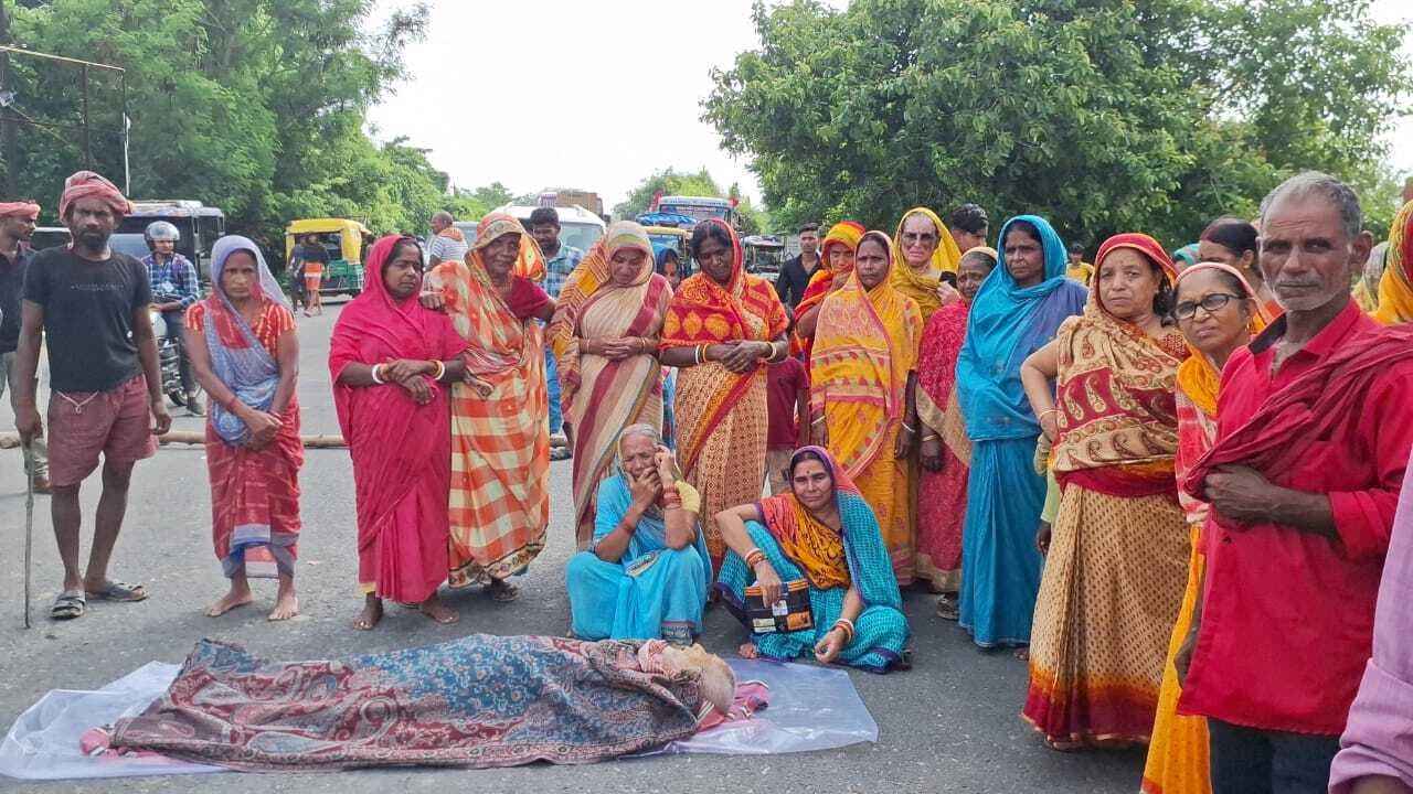 अज्ञात वाहन ने वृद्ध को मारी टक्कर, इलाज के दौरान मौत, आक्रोशित ग्रामीणों ने किया सड़क जाम