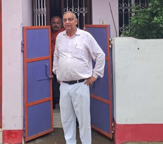 घर के गेट पर स्कूल के संयुक्त निदेशक से दो लाख रुपये की छिनतई