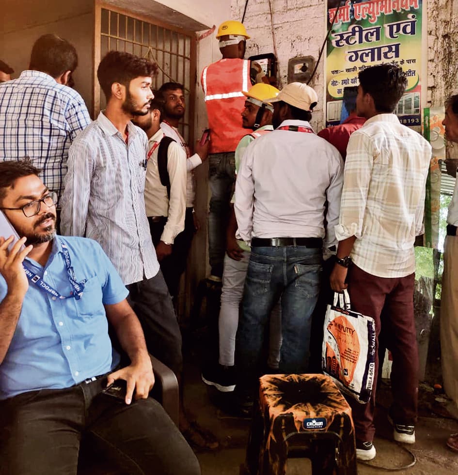 बनियापुर में शुरू हुआ स्मार्ट मीटर लगाने का कार्य