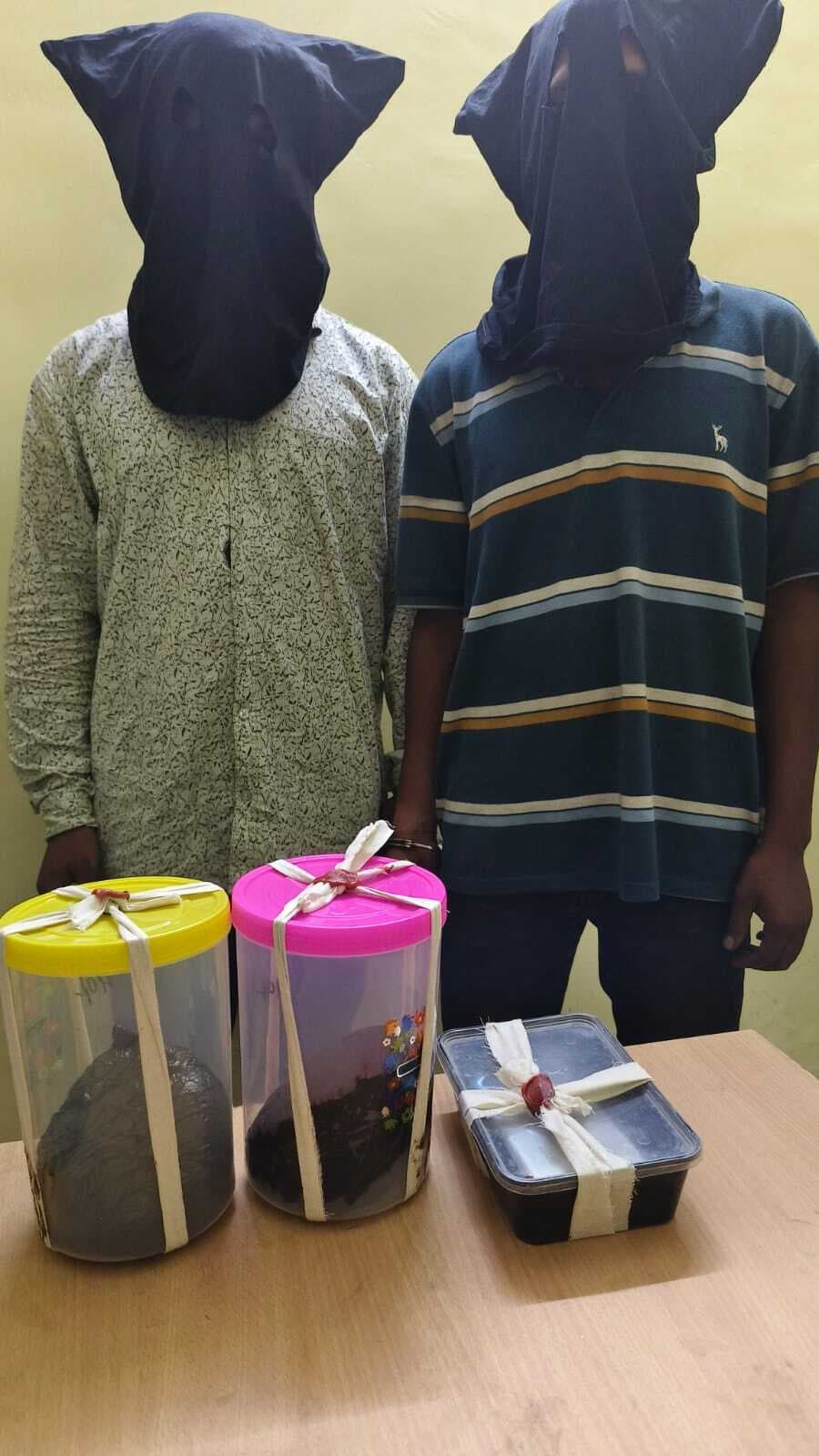 1.3 किलो अफीम के साथ दो युवक गिरफ्तार