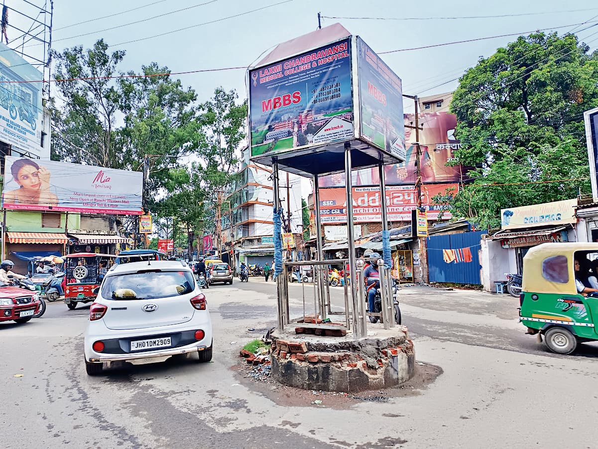 राजधानी के कई चौक-चौराहों पर ट्रैफिक पोस्ट नहीं, बारिश होने पर छाता लेकर करनी पड़ती है ड्यूटी