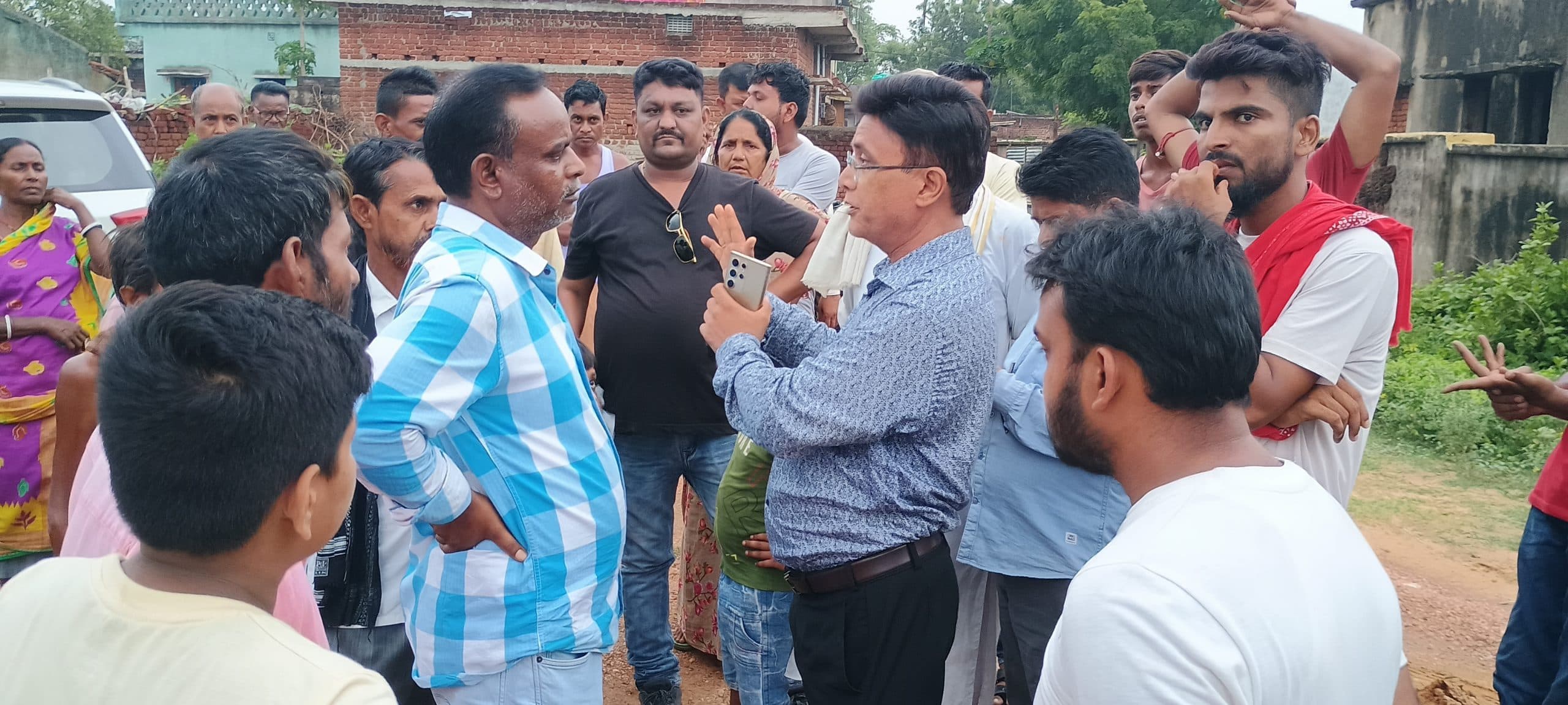 गोविंदपुर अंचल : अवैध कागजात पर बड़े भूखंड पर घेराबंदी, ग्रामीणों ने रोका काम, सीआइ से नोकझोंक