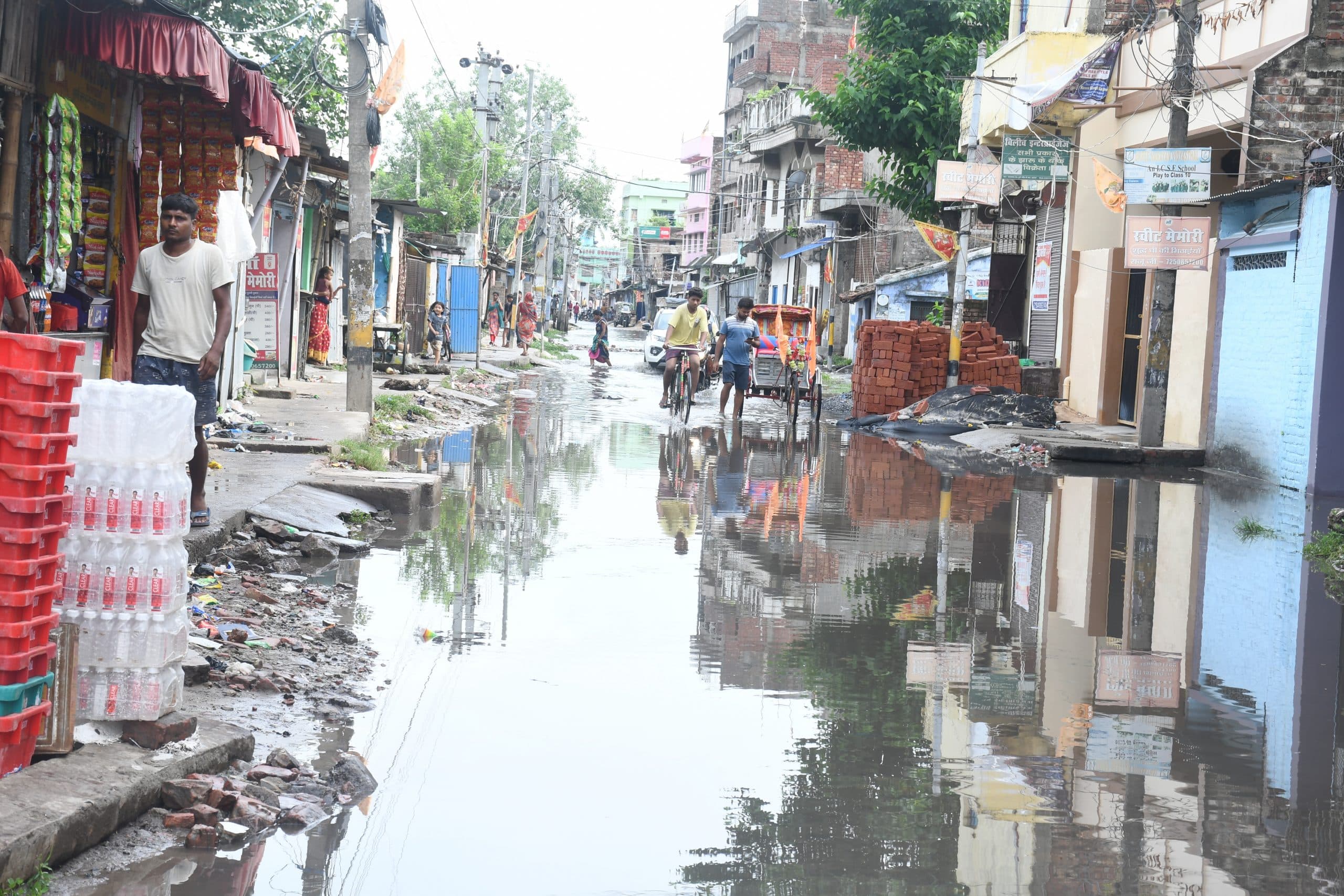 लगातार हो रही बारिश से शहर लबालब