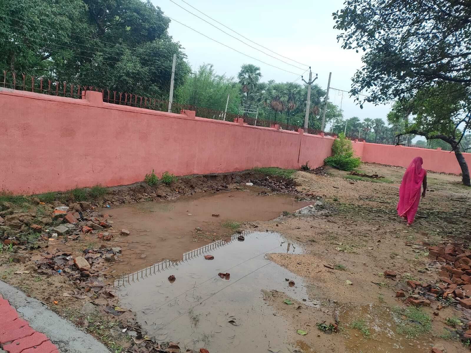 स्कूल की बाउंड्री बनाने में भारी भ्रष्टाचार, रिपोर्ट में खुलासा