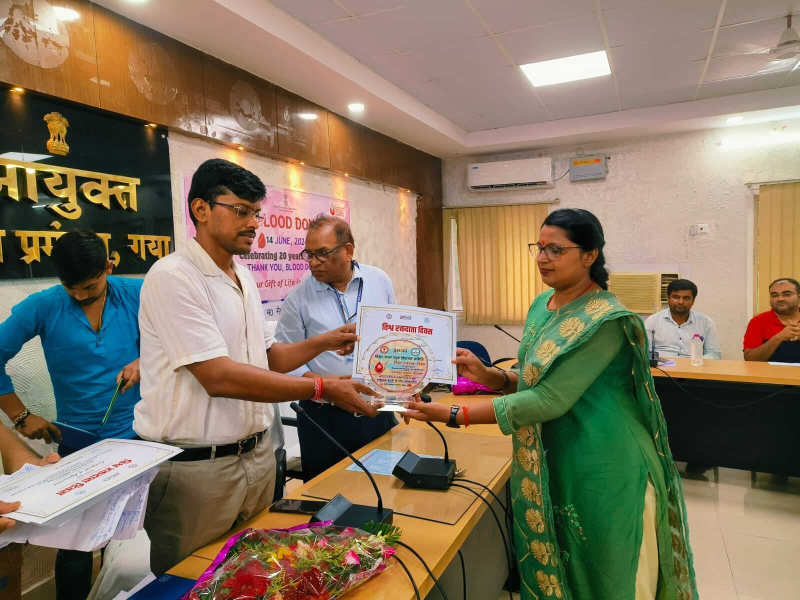 दूसरों के लिए रक्तदान करना सबसे बड़ा धर्म: डीएम