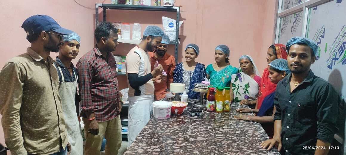 लघु उद्योग स्थापित कर 15 परिवारों को दिया सहारा