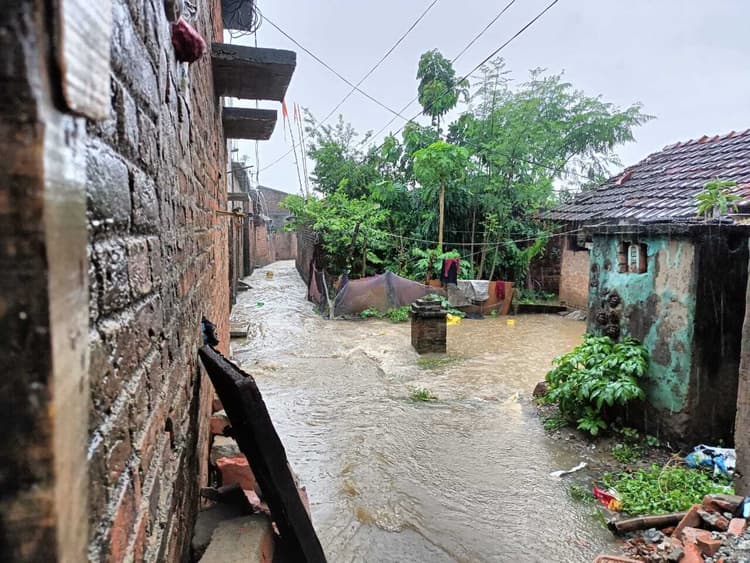 दो घंटे हुई बारिश से घराें में घुसा पानी, सड़कें जलमग्न
