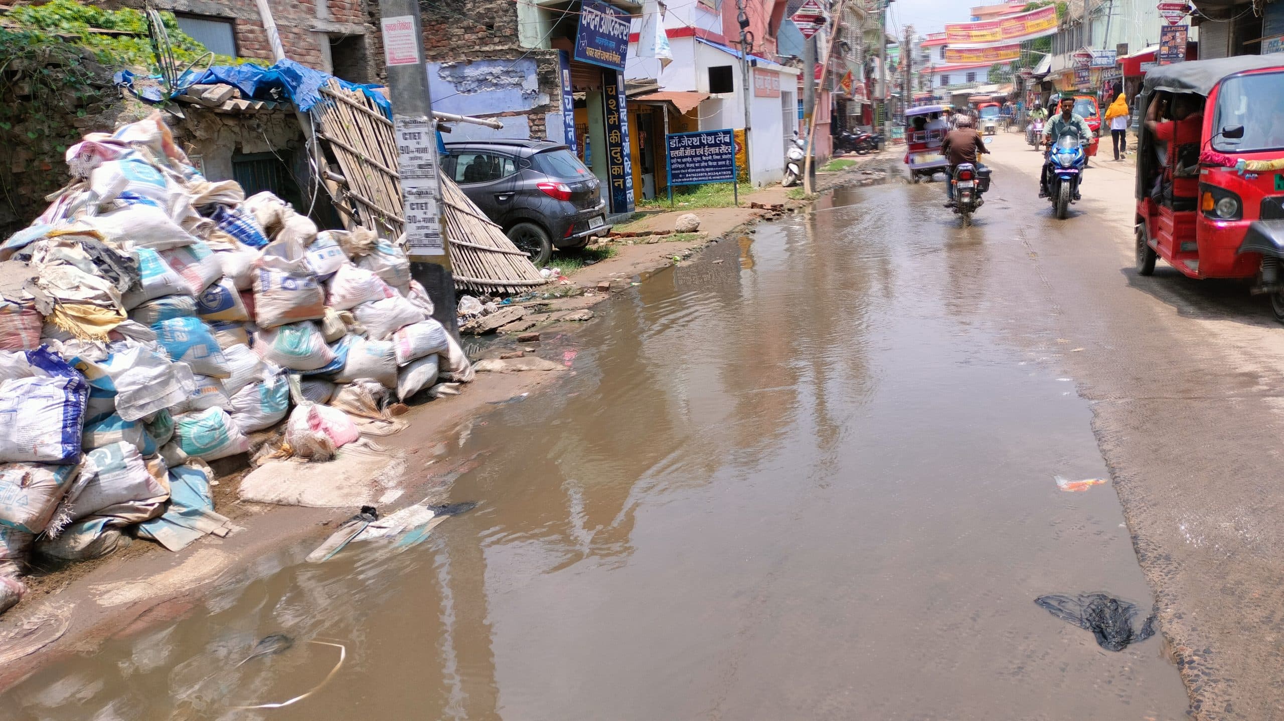 शहरी क्षेत्र में अधूरा नाले के कारण जल-जमाव की बढ़ गयी है समस्या
