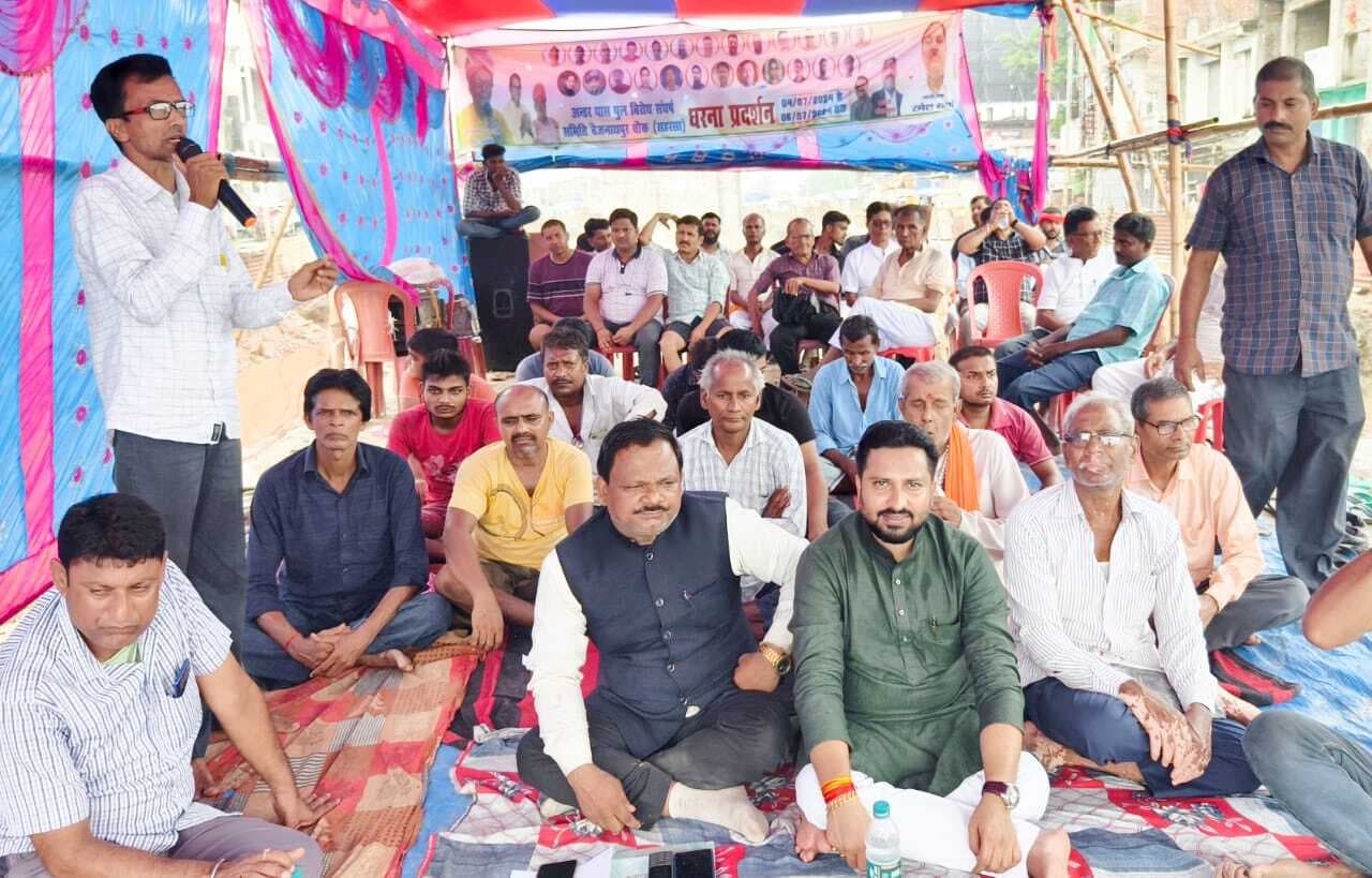 बैजनाथपुर में फ्लाईओवर निर्माण को लेकर जारी धरना में जितेंद्र चौहान ने दिया समर्थन