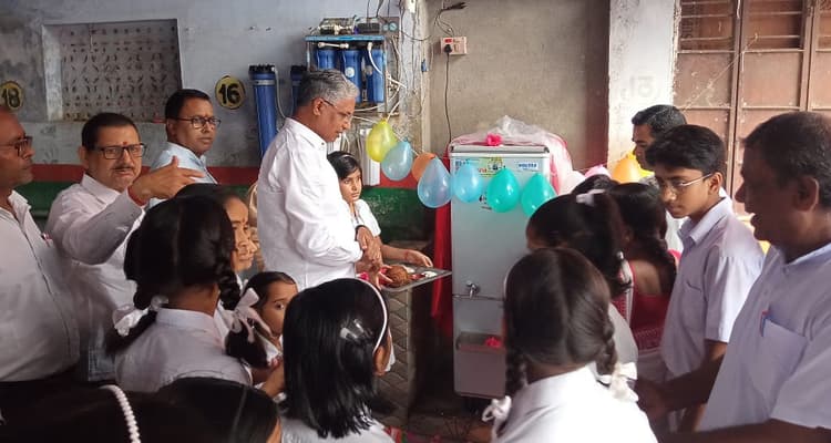 सरस्वती शिशु मंदिर को मिला जल शीतलक यंत्र