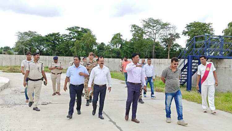 डीएम ने फिजिकल मॉडलिंग सेंटर का किया निरीक्षण, 3.25 करोड़ की लागत से बनेगी नयी सड़क