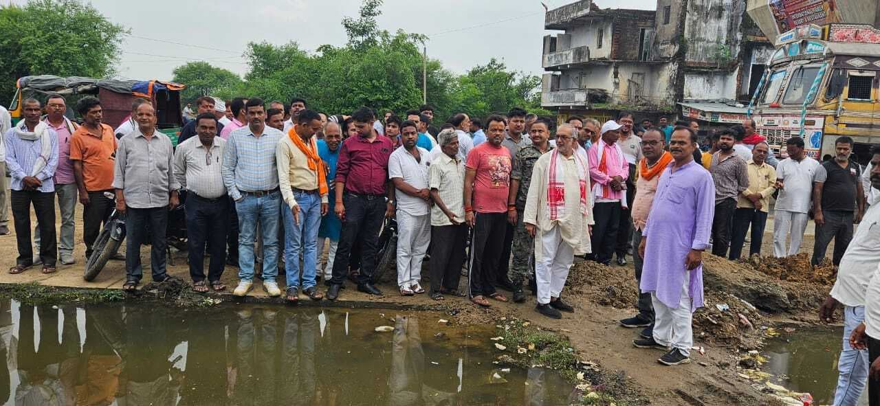 पूर्व विधायक ने सड़क निर्माण में लगी कंपनी के अधिकारियों और इंजीनियर के साथ किया स्थल निरीक्षण