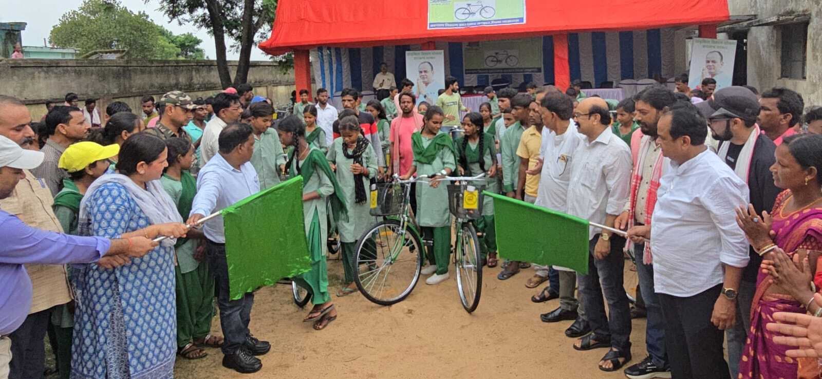 छात्रा-छात्राएं मन लगाकर करें पढ़ाई, साइकिल से स्कूल आने-जाने में होगी सहूलियत