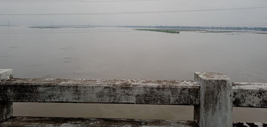 नदियों के बौराने से निचले इलाकों में घुसा बाढ़ का पानी