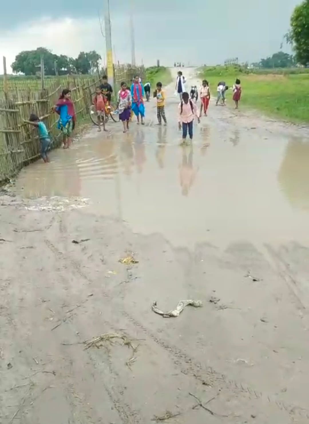 अधर में लटका निर्माणाधीन सीमा सड़क,लोगों के लिए सर दर्द