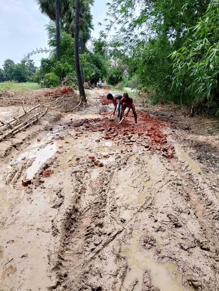 गांववालों ने अपने दम पर सड़क की मरम्मत की शुरू