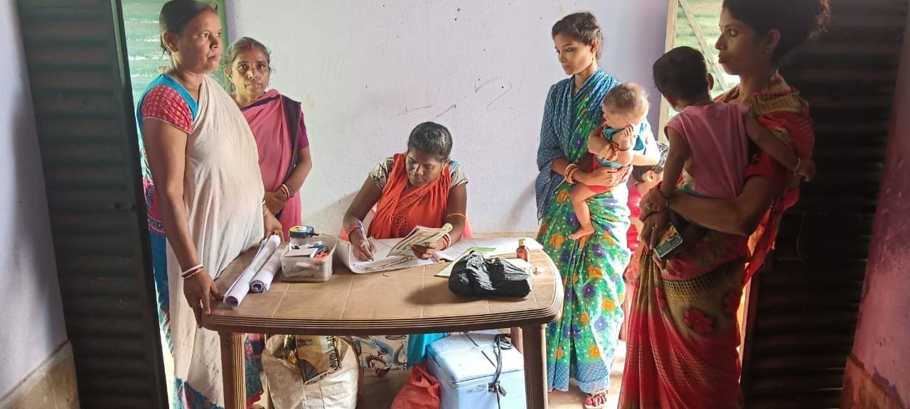 बच्चों का किया गया नियमित टीकाकरण