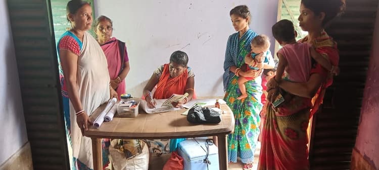 बच्चों का किया गया नियमित टीकाकरण