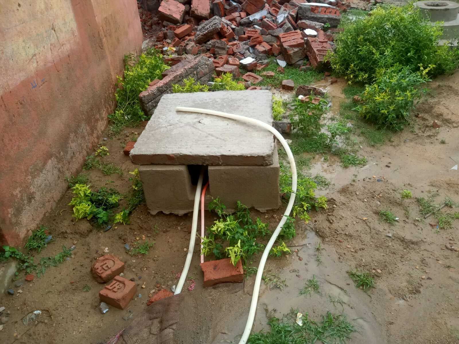 चोरों ने विद्यालय के रसोई घर का दरवाजा तोड़ की चोरी