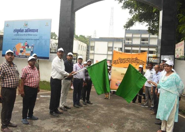 संपूर्णता अभियान का किया गया शुभारंभ, छात्रों ने शहर में निकाली प्रभात फेरी