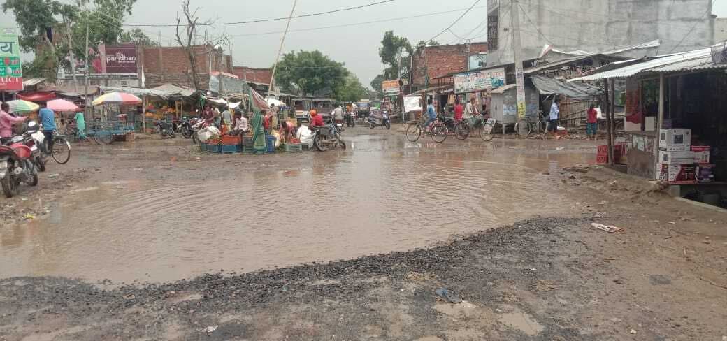 झमाझम बारिश से चौक चौराहों पर लगा जलजमाव