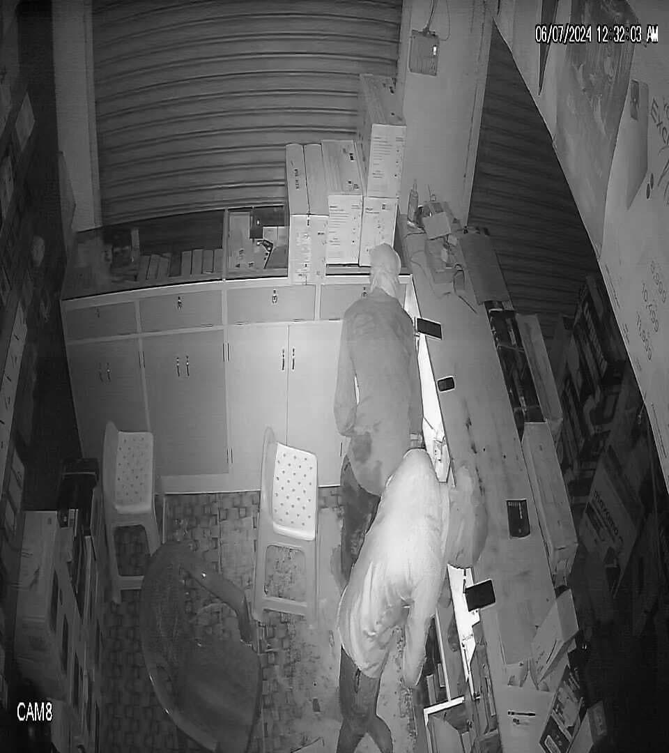 मोबाइल दुकान से नकदी सहित 10 लाख की चोरी