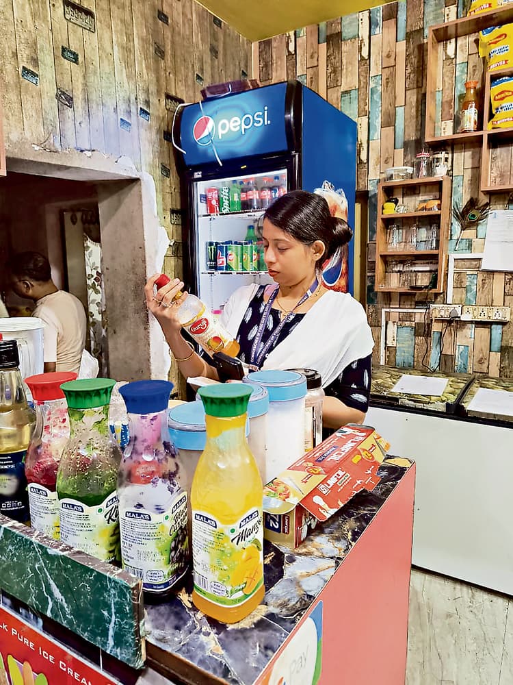 बेकरी किंग सुपर मैक्स में प्रदूषण नियंत्रण और खाद्य सुरक्षा विभाग ने मारा छापा