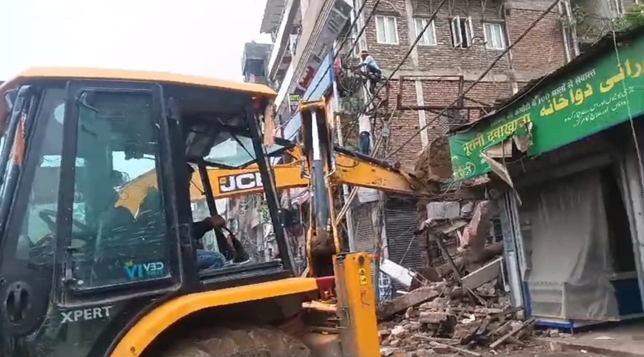 अशोक राजपथ में 103 साल पुरानी नूरानी दवाखाना को किया ध्वस्त