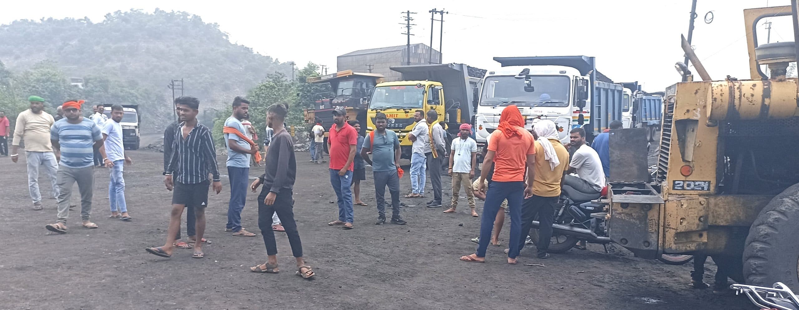 एचपीसी वेतनमान को ले सांसद समर्थक सेलपिकर मजदूरों ने नयी कंपनी की ट्रांसपोटिंग रोकी