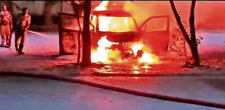 सिविल कोर्ट परिसर में खड़ी कार में लगी आग