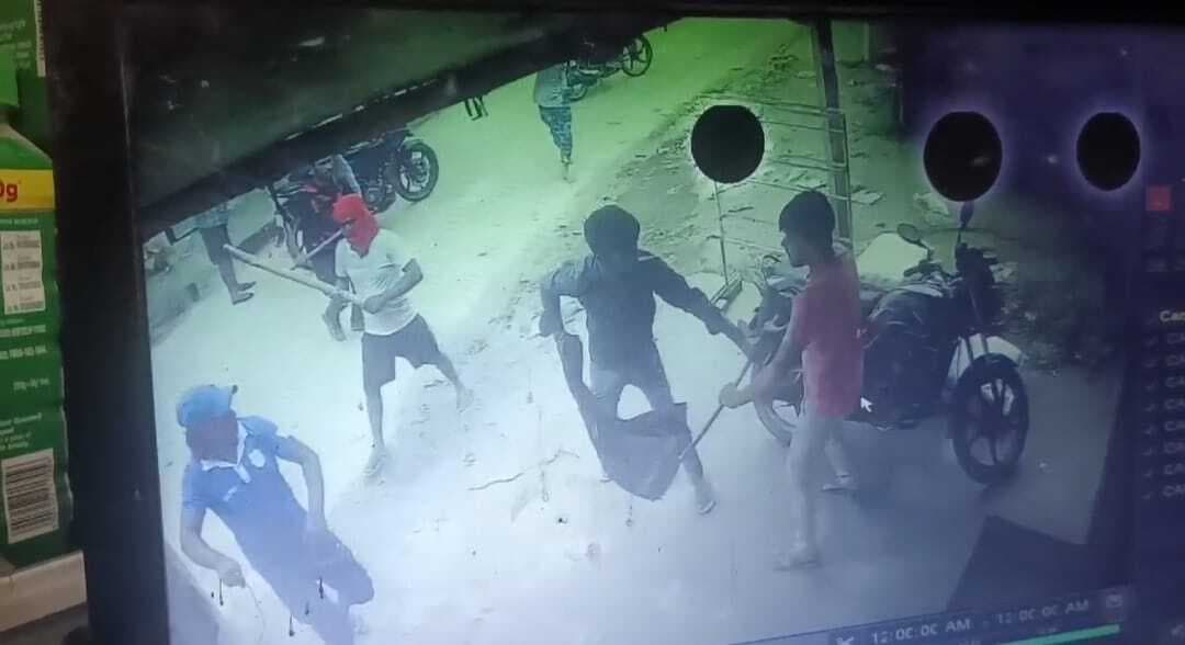 किराना दुकान व्यवसाई को लाठी डंडे से पीटा, सीसीटीवी कैमरे में कैद हुई घटना