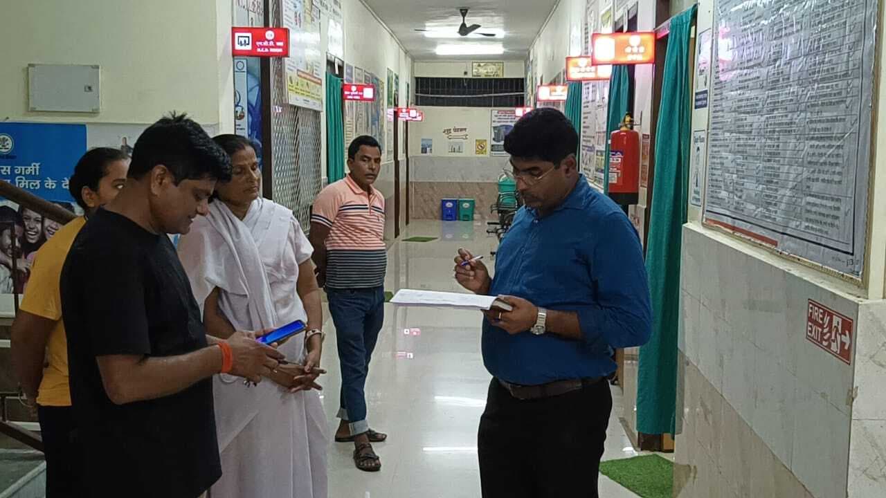 देर रात प्रखंड व अनुमंडलीय अस्पतालों का किया औचक निरीक्षण