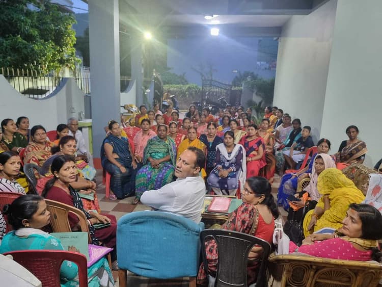 सरकार बढ़ाये वृद्धावस्था, विधवा, दिव्यांग पेंशन की राशि : शंभु चौधरी