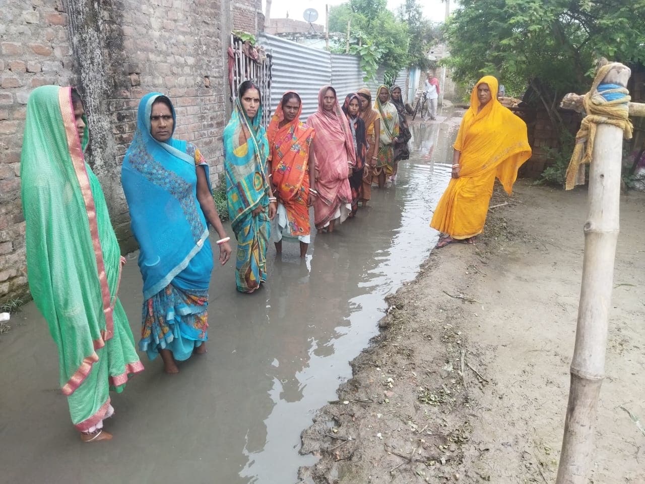 सड़क पर जलजमाव से ग्रामीणों में आक्रोश