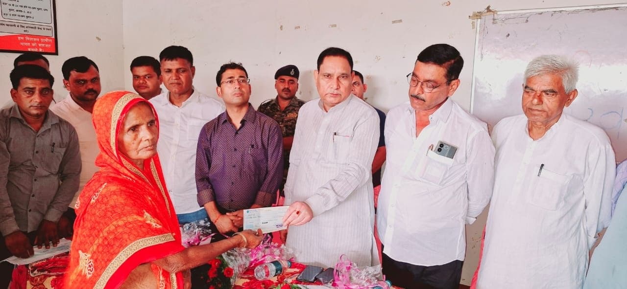 मंत्री ने मृतक के आश्रितों को दिया चेक